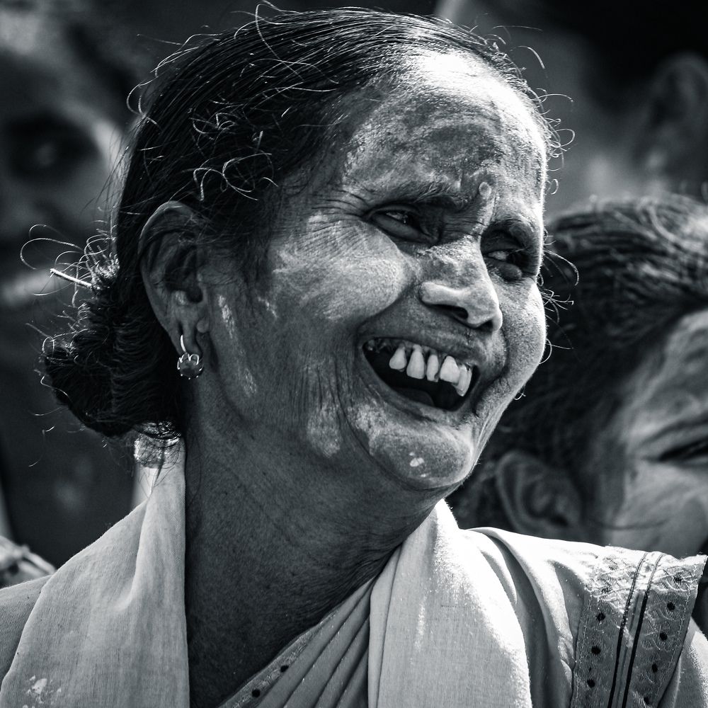 To laugh teeths are not mandatory.