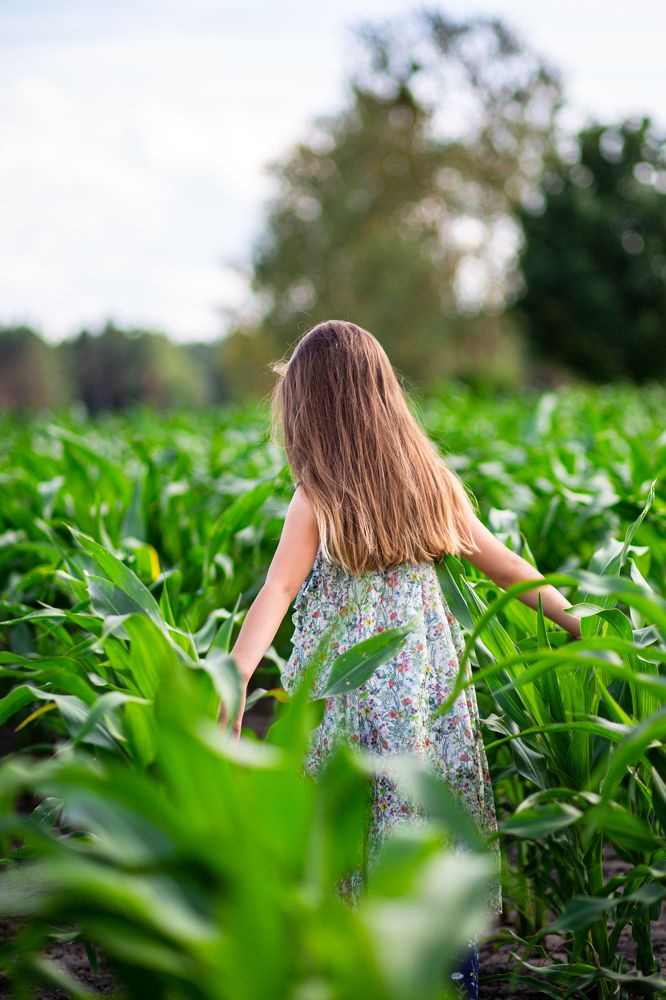 Девочка в зеленом поле