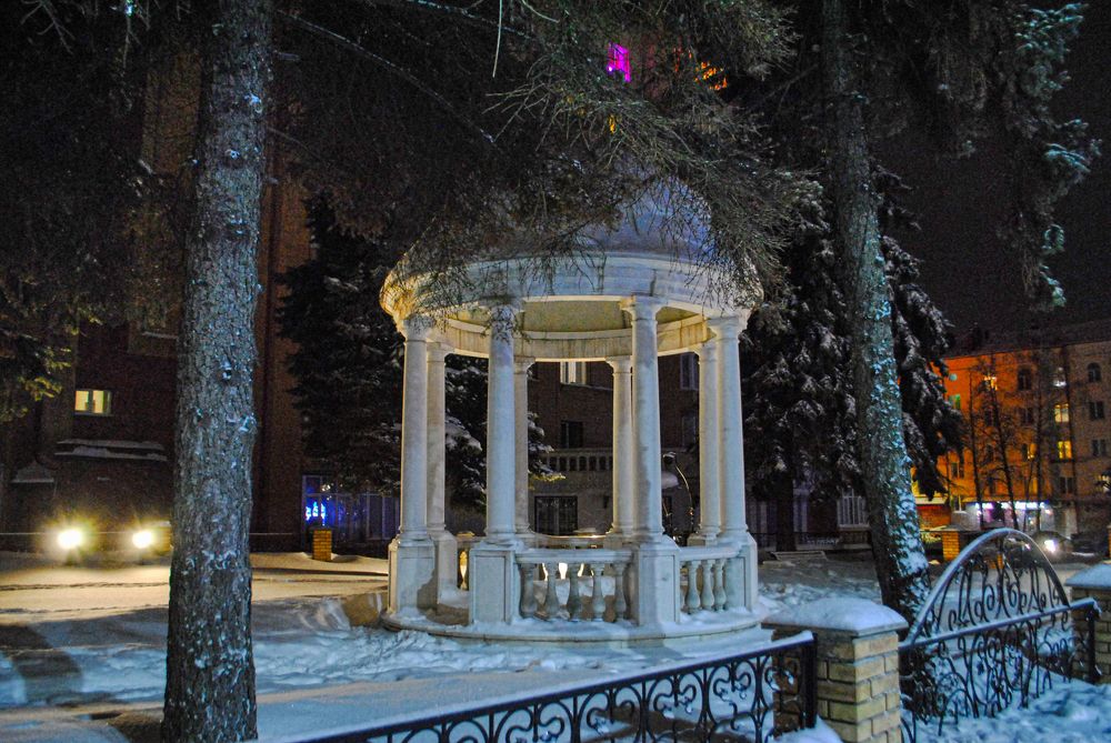 Беседка в скверике возле ЗАГСА в городе Раменское