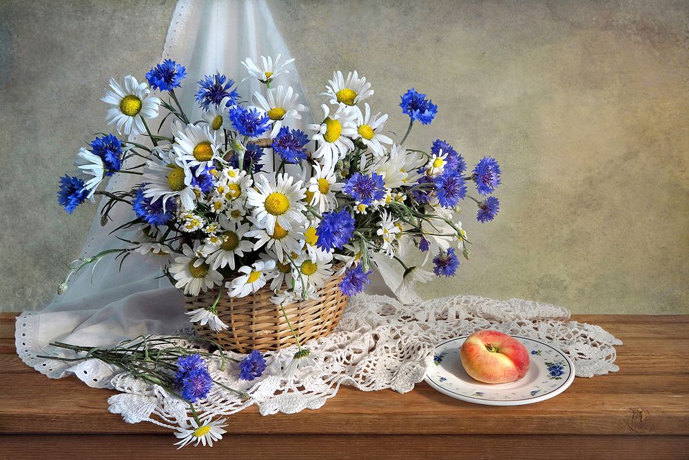 С цветами и персиком