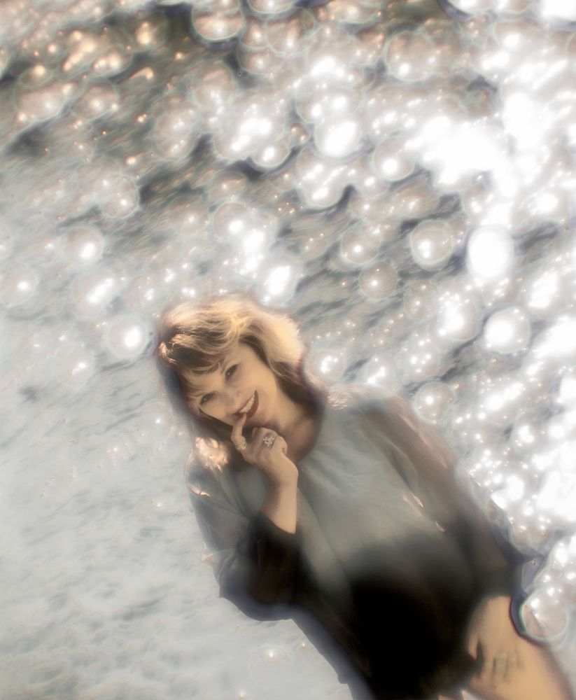 Из пены хаоса морского На берег вышла Афродита,– Вся светом солнечным облита И чуждая всего мирского.