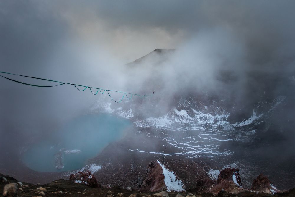 по стропе через вулкан