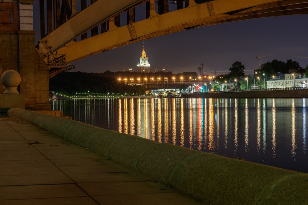Вид с Пушкинской набережной на высотку МГУ