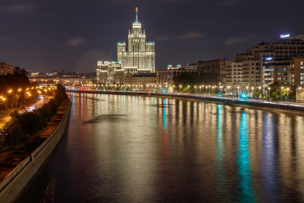 Высотка на Котельнической набережной. Вид с Садового кольца.