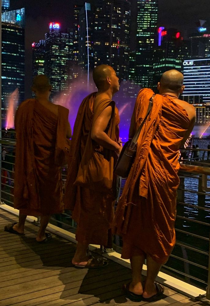 На стыке времен -Прошлое, Настоящее, Будущее.