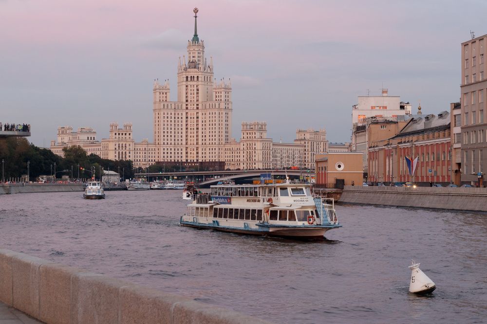Высотка на Котельнической набережной. Вид с Москвы-реки