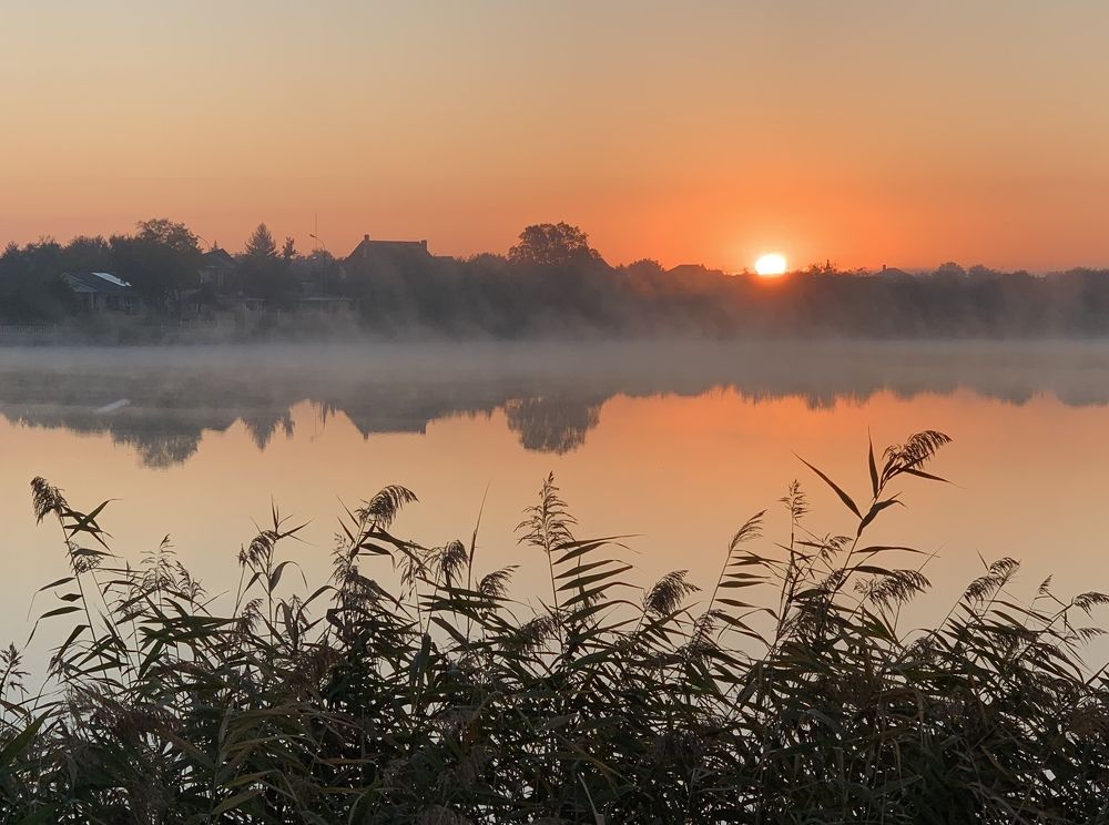 Рассвет над озером/dawn over the lake.