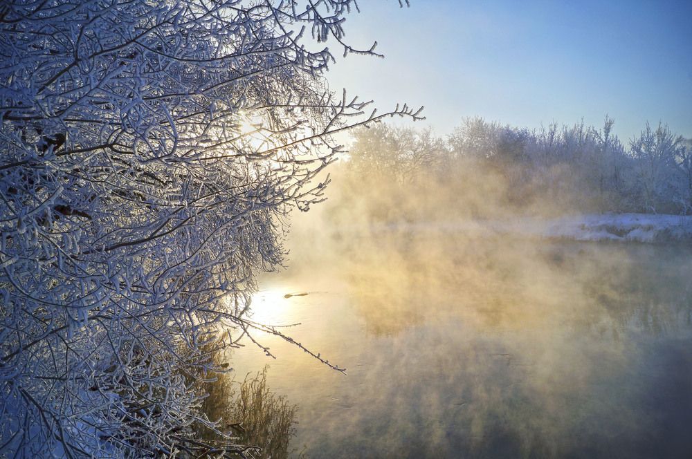 Золотом окрасился над рекой туман.