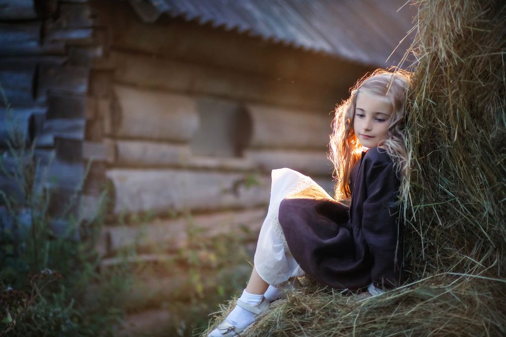 У домика на конюшне.