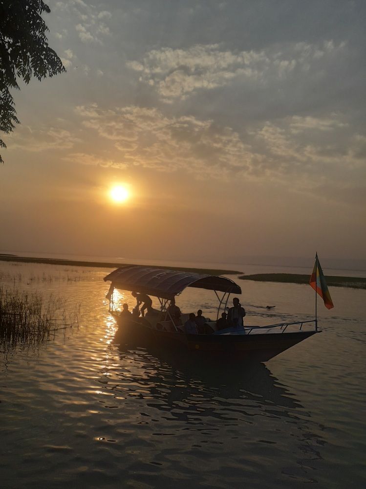 The boat and the sun set