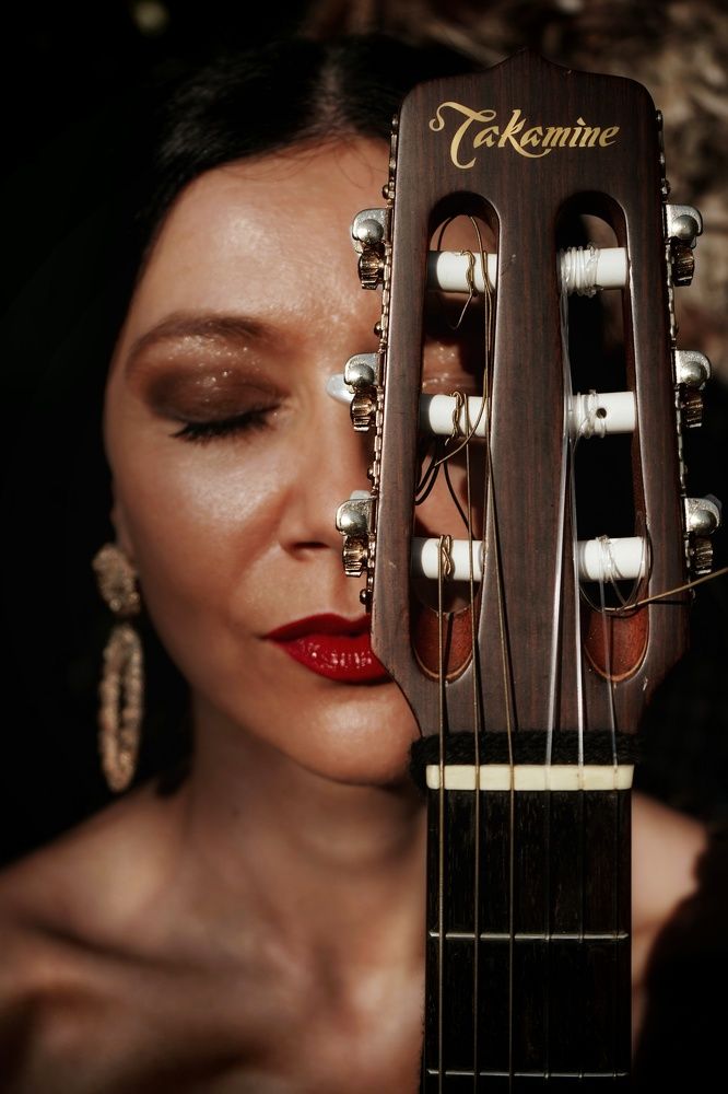 Она и гитара...