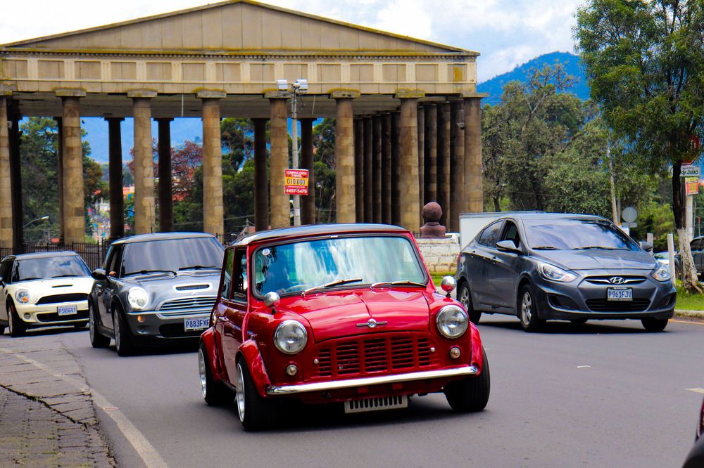 Mini Cooper y al fondo templo Minerva