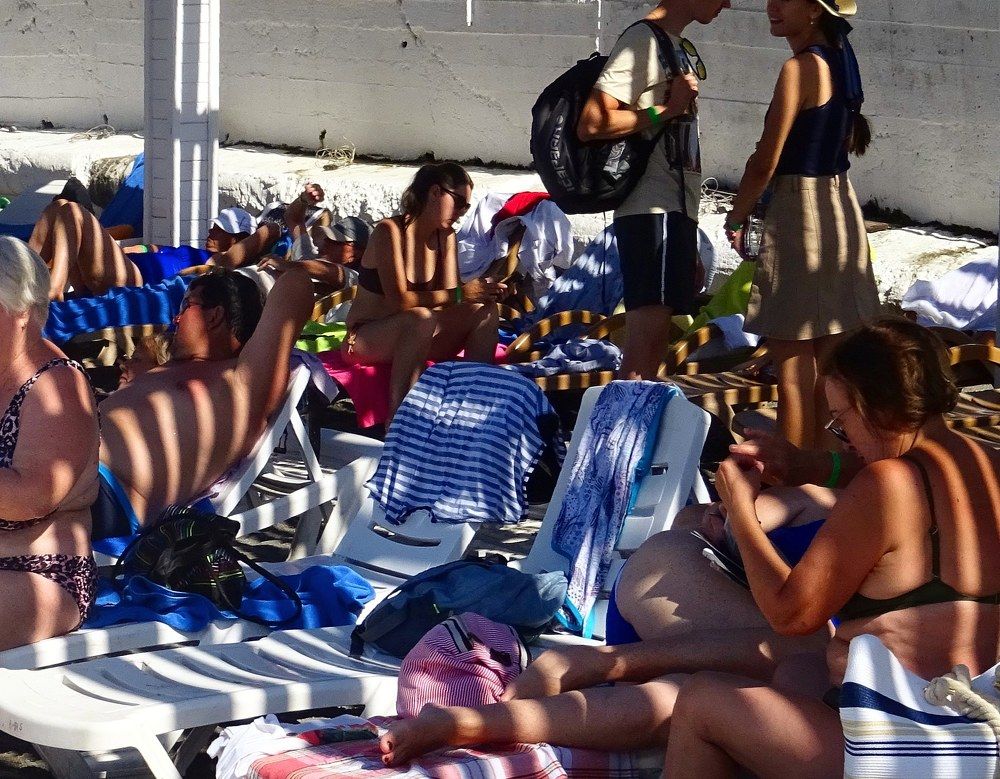 Все в полоску. Под навесом.