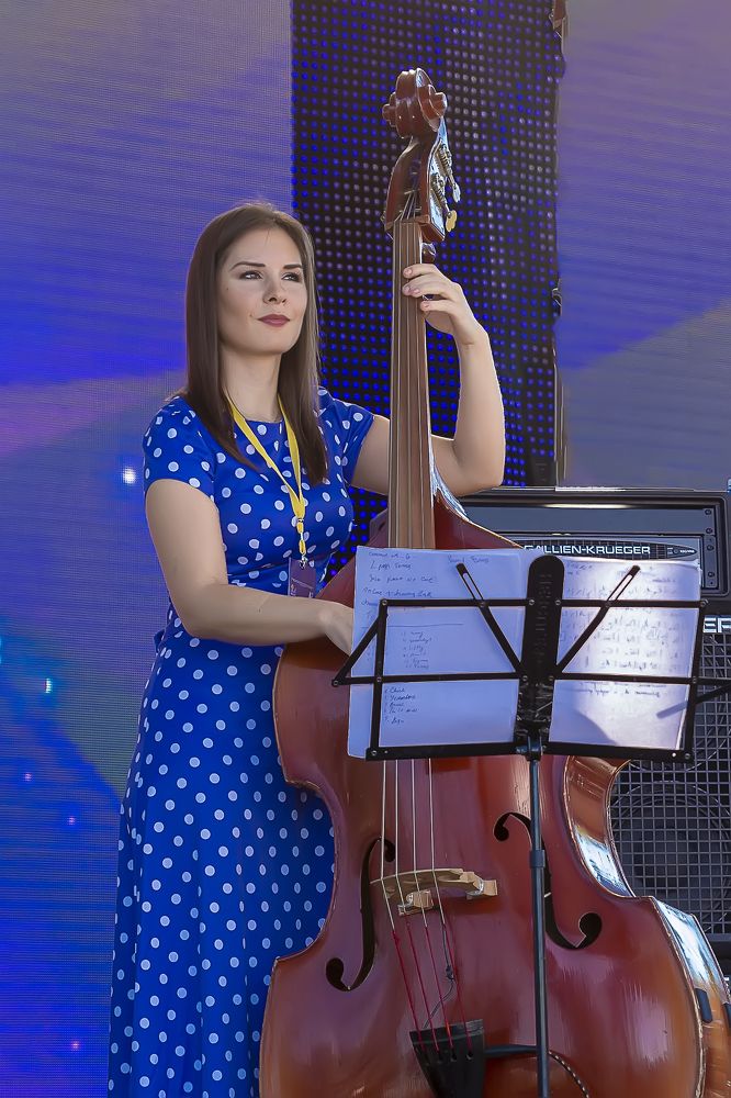 Девушка и контробасс