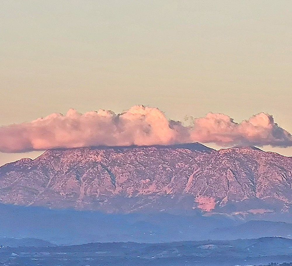 Гора в шапке облаков.