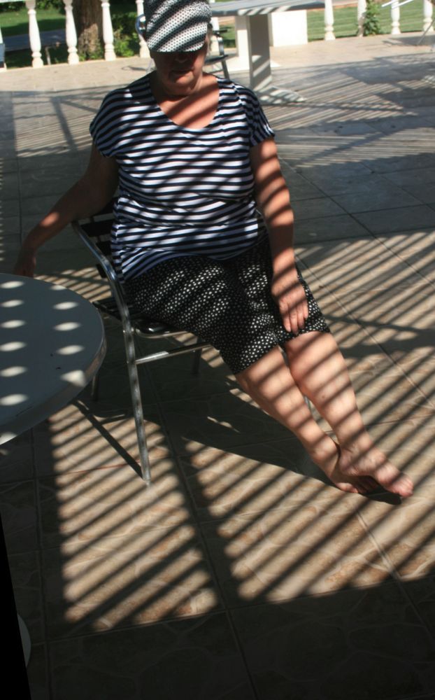 Под навесом.