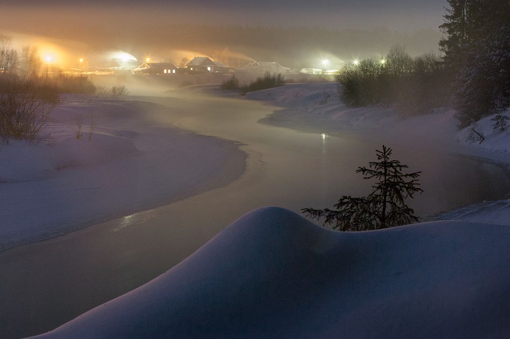На берегу незамерзающей реки