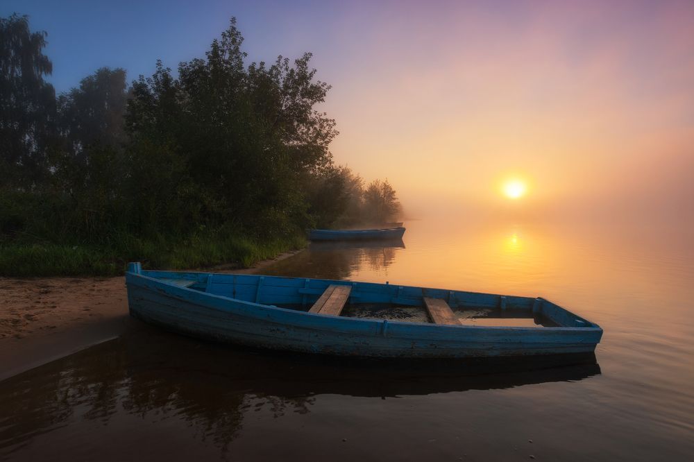Дремлет лодочка