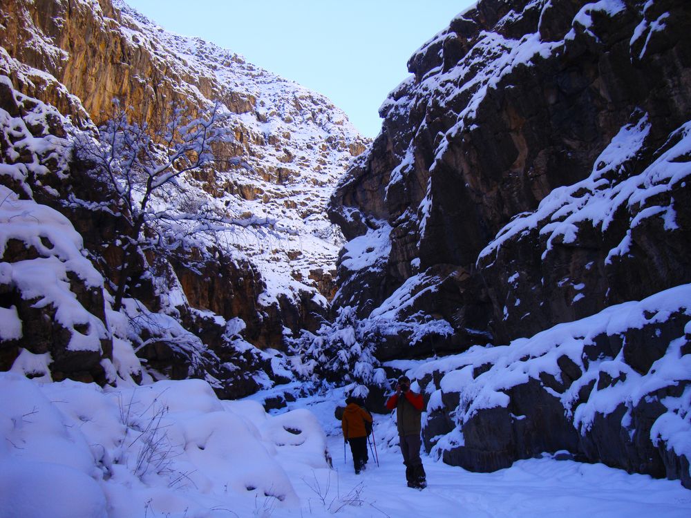 Долгожданный снег в Глубинном ущелье, предгорья Копетдага.
