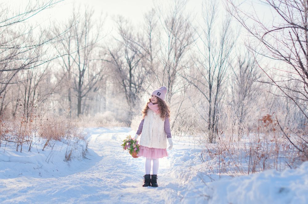 Девочка с подснежниками