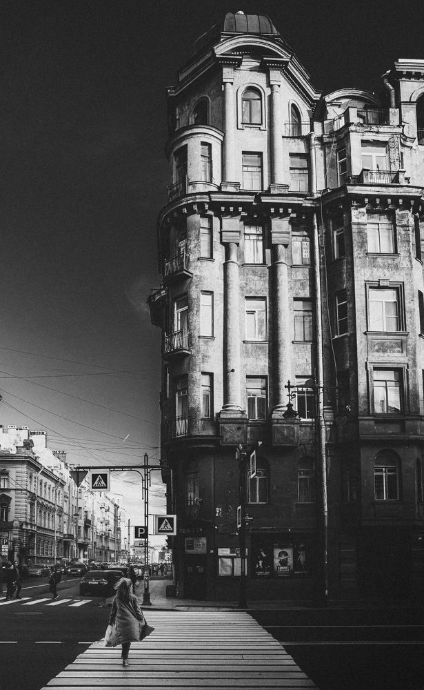 Девушка по городу...