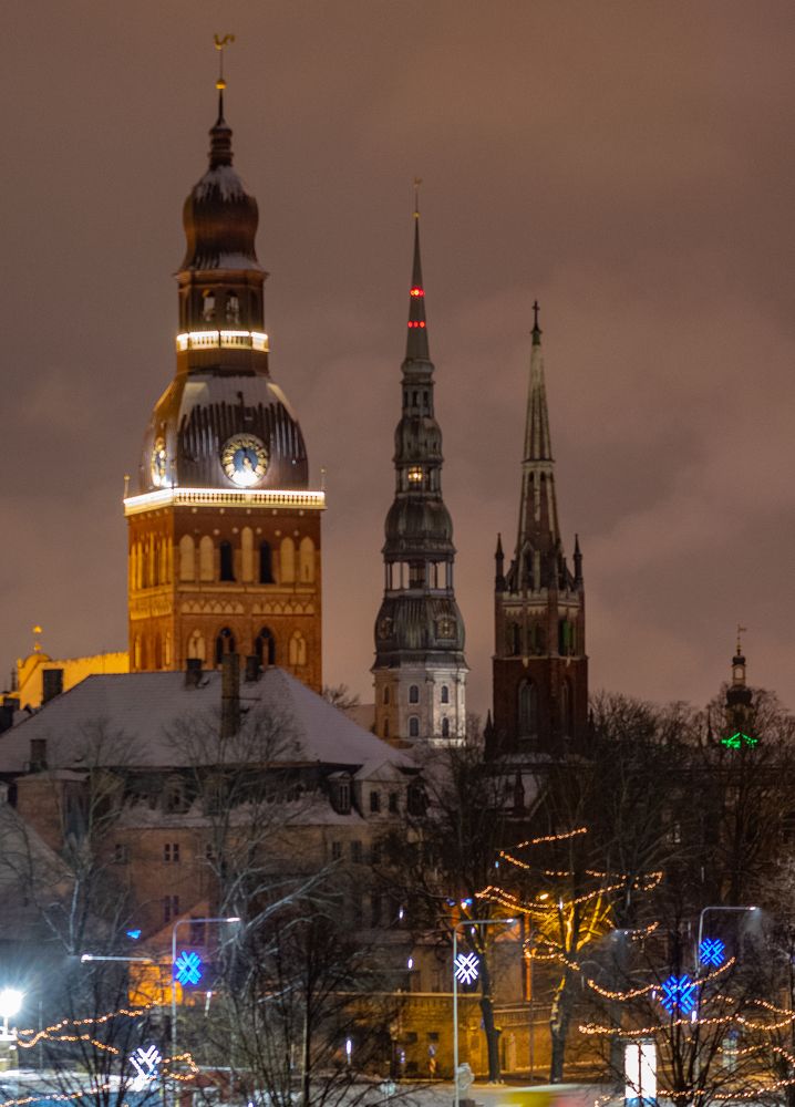 At night, in the narrow streets of Riga...