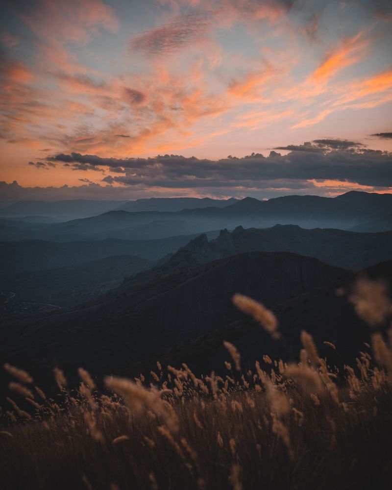 Уютным вечером в летних крымских горах.