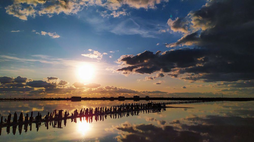 Закат на соленом озере