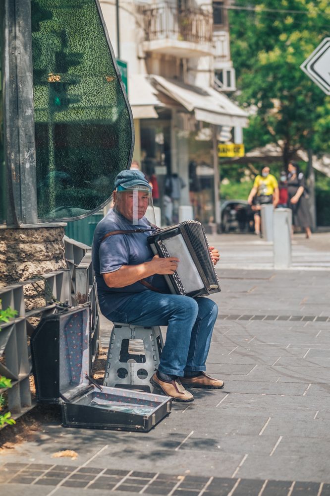 Человек с баяном