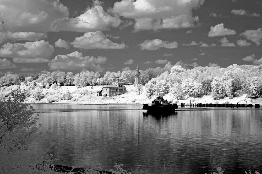 Храм на Волге. Тутаев. Ярославская губерния.Инфракрасная фотография ..