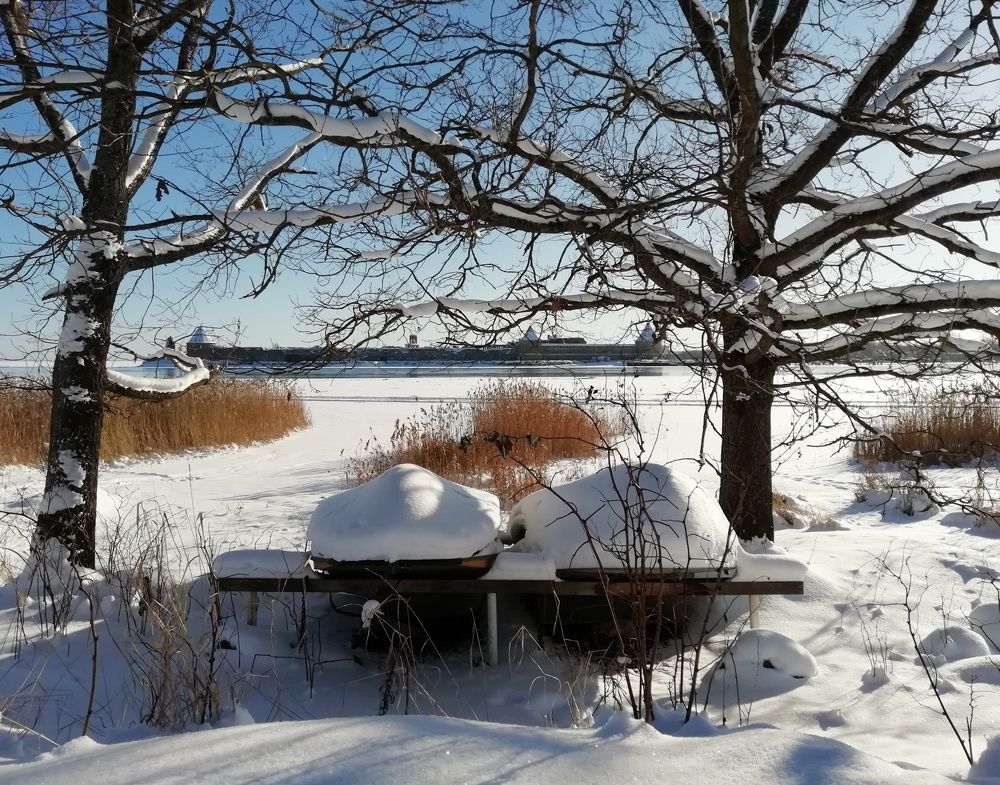 Лодки спят.