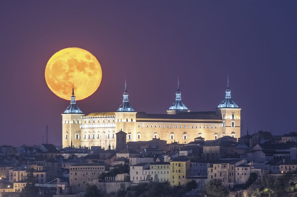 The moon and the Alcázar of Toledo