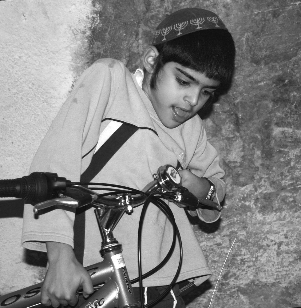 С велосипедом.