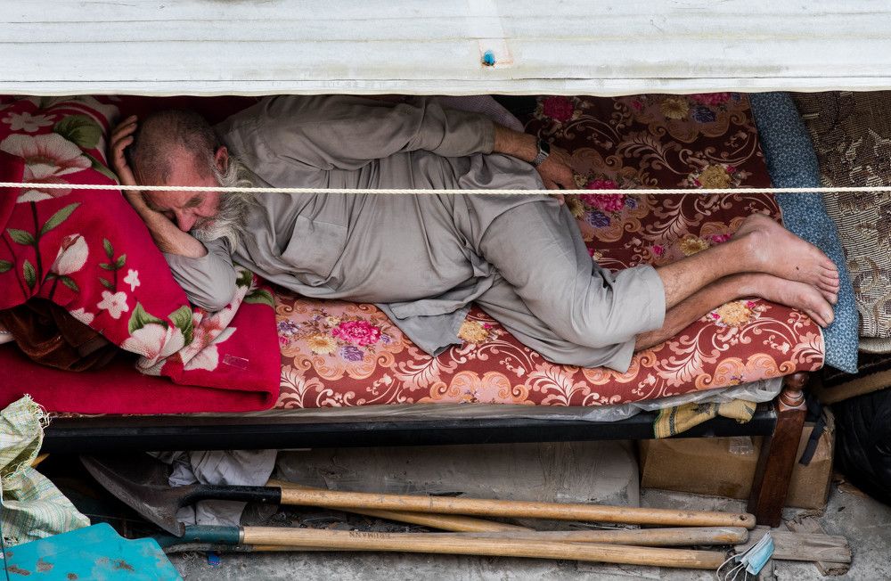 I sleep here....Like this....!!!