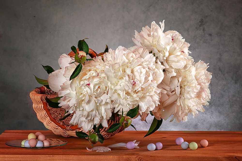 Натюрморт " С белыми пионами".