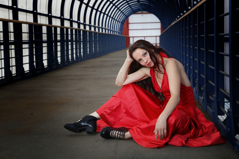 Леди в красном. Modern lady in red