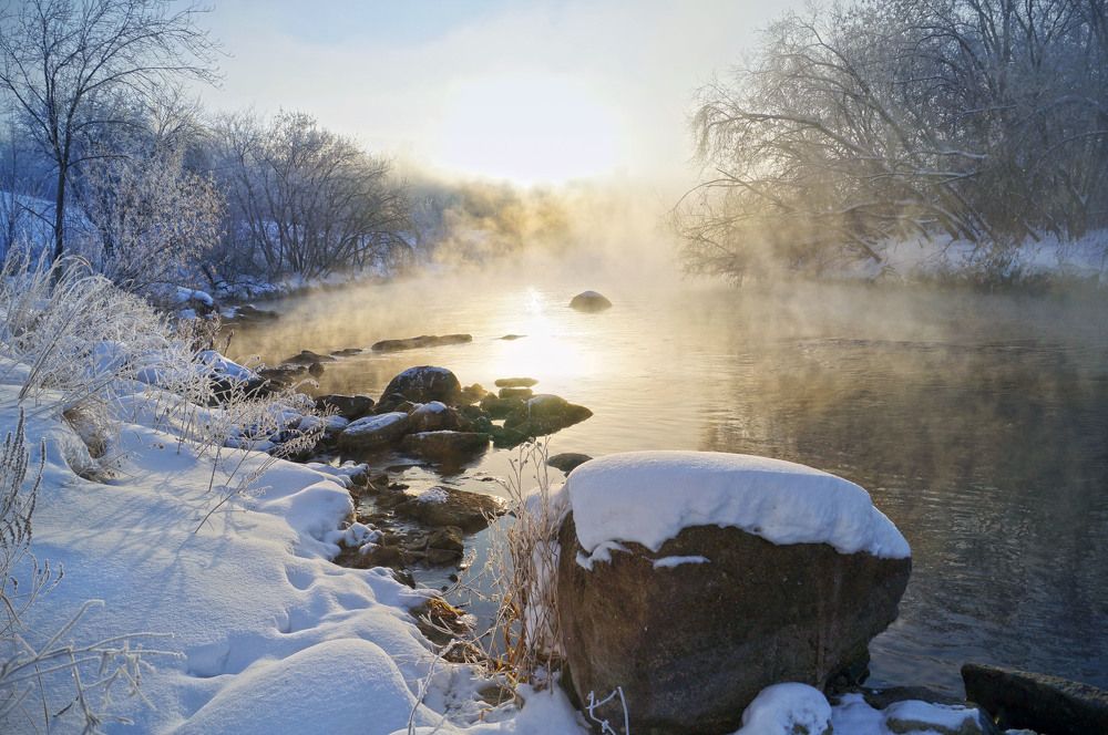Золотился морозный туман над рекой.