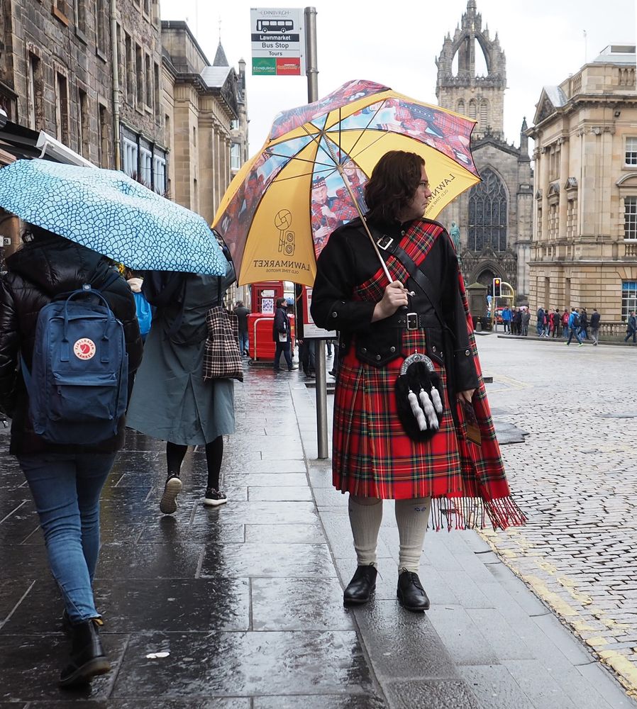Колоритные персонажи на улицах Эдинбурга