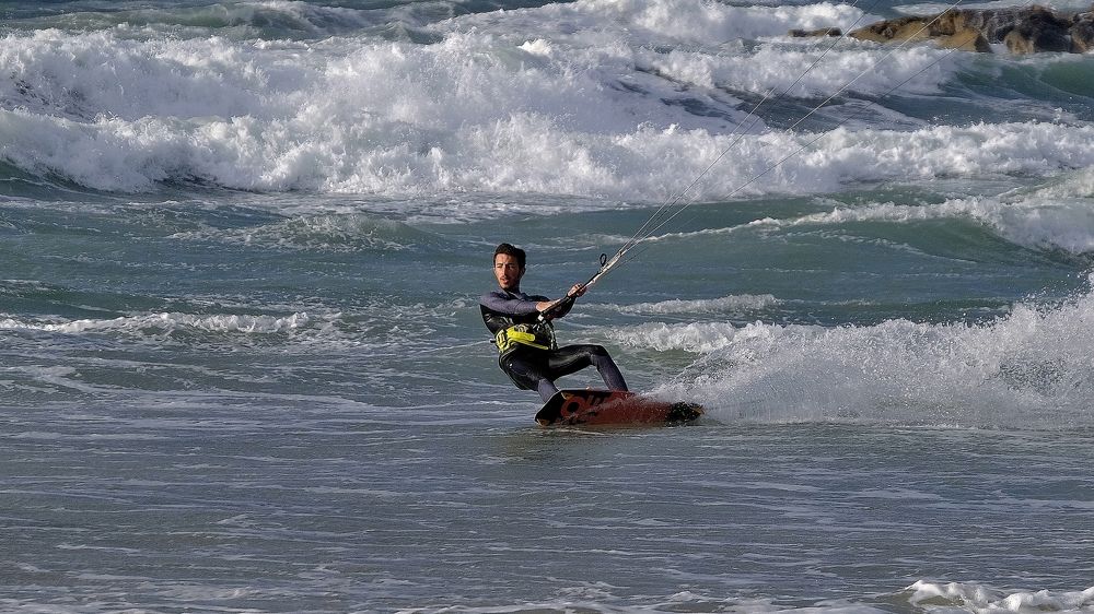 по волнам на парусе