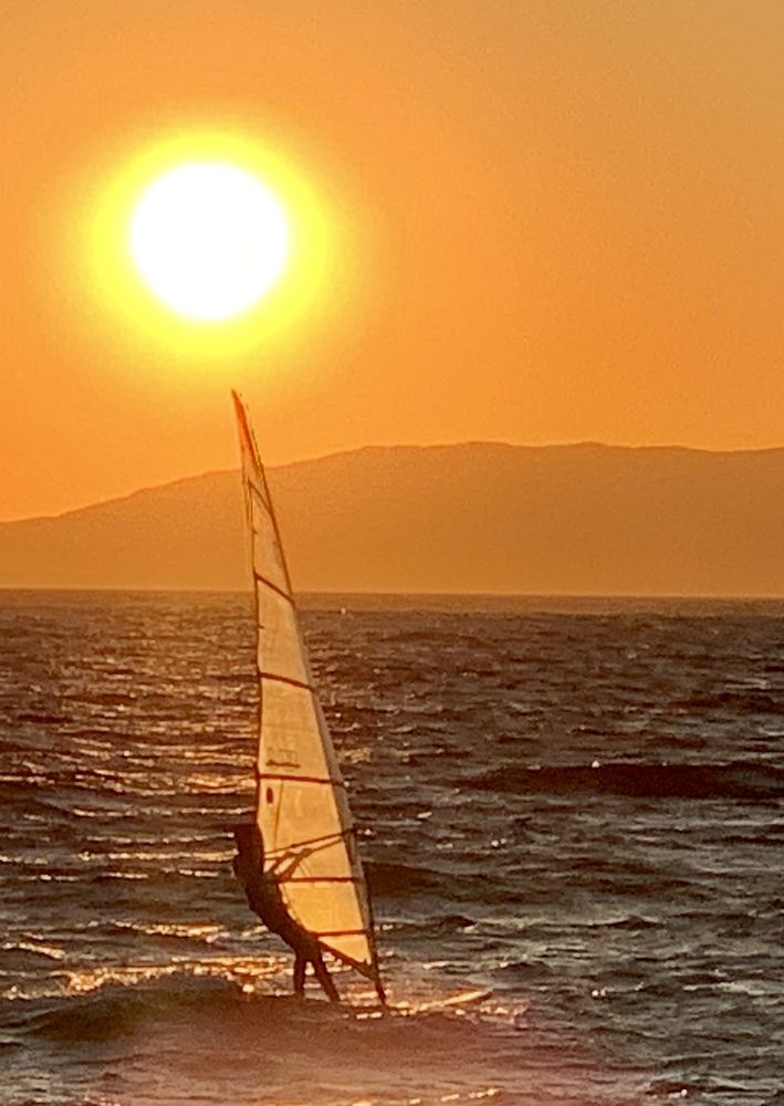 Вечерний парус в море