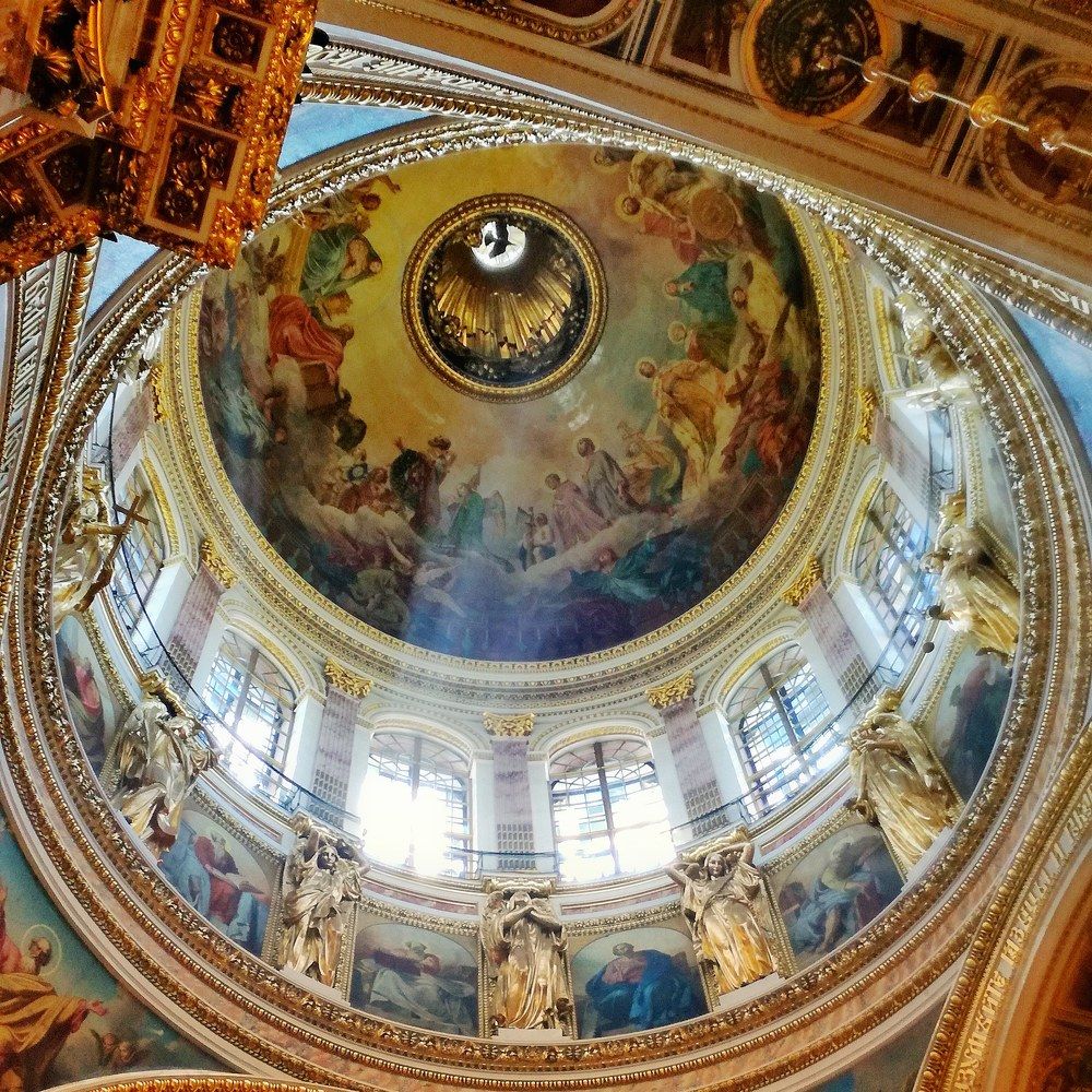 свет в Иссакиевском  соборе