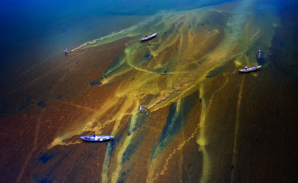 Clam rake on Tra Khuc river