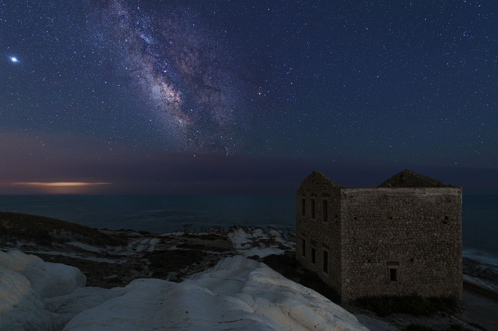 Milky Way and Jupiter over Punta Bianca (Sicily)
