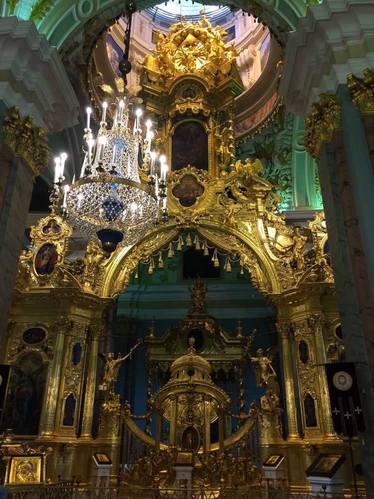 Величественный иконостас Петропавловского собора в Санкт-Петербурге