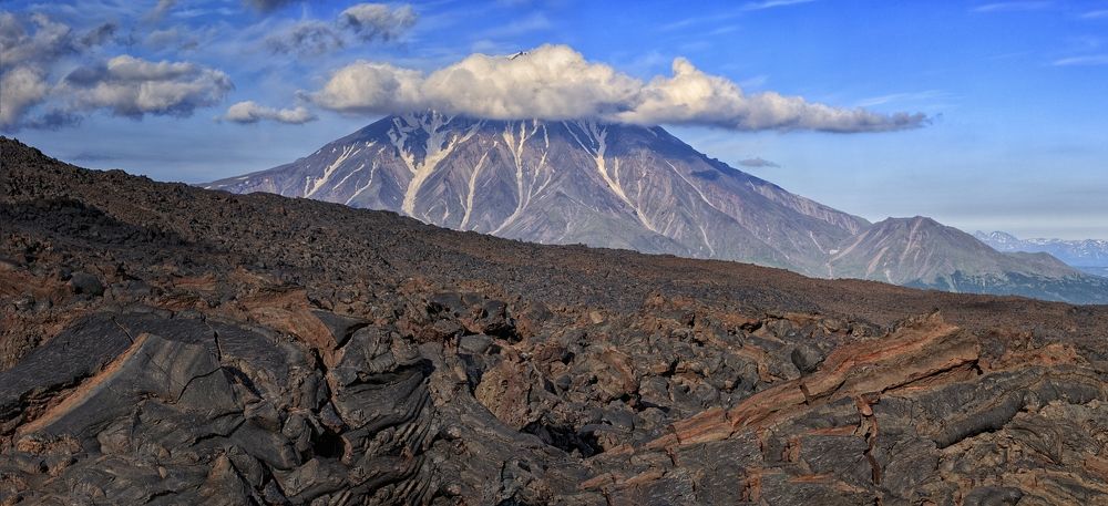 Вулкан и лава.