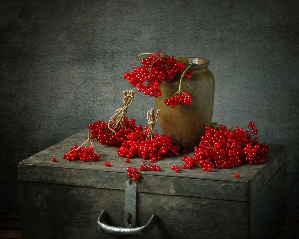 на старом чемодане...