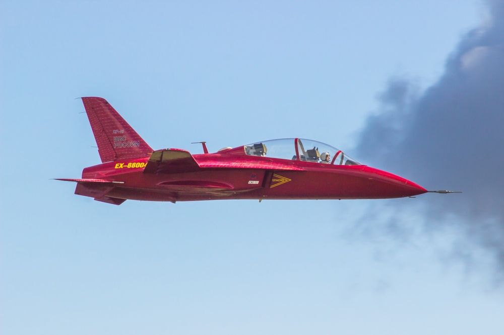 За одну секунду пролетает самолет