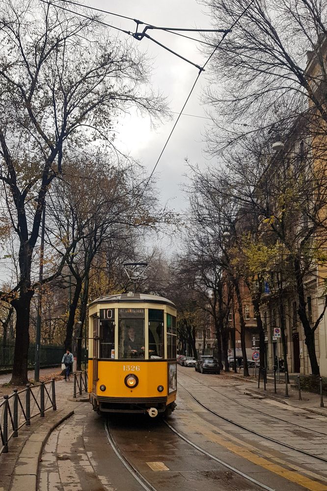 Легендарный желтый трамвай в Милане