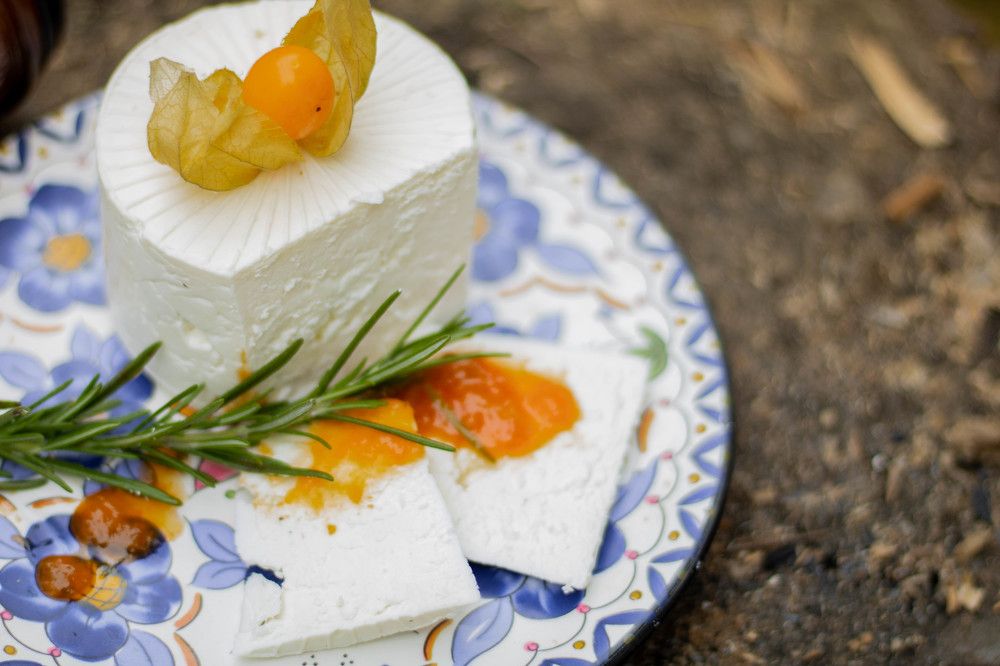 Козий сыр и конфитюр из физалиса