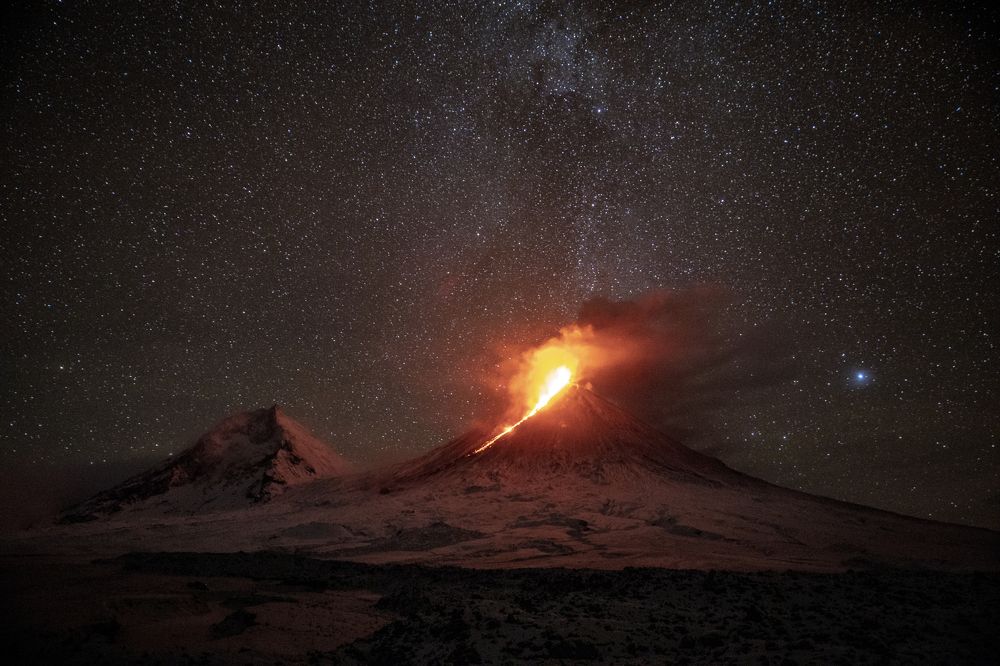 Звезды над вулканом Ключевская сопка на Камчатке